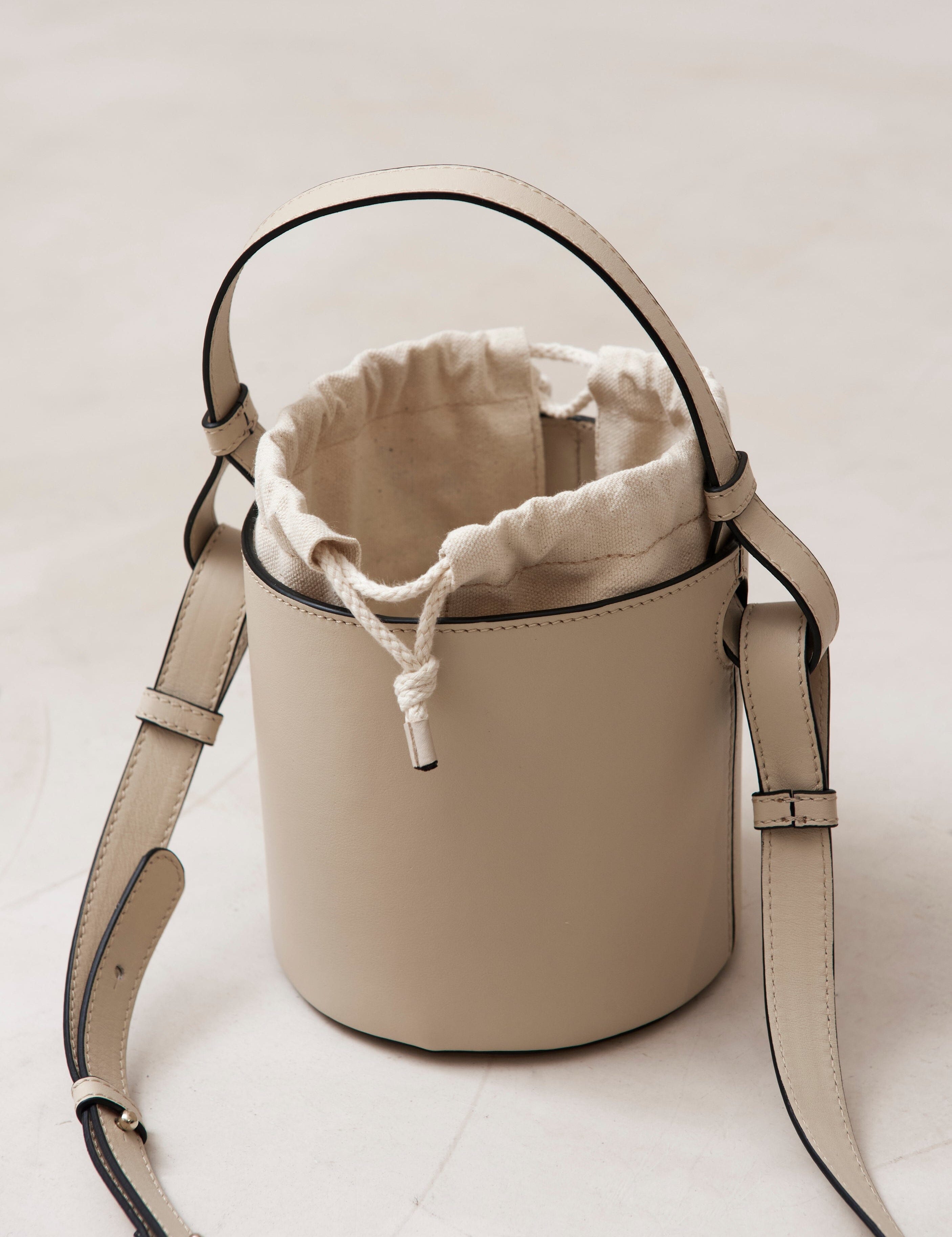 the-u-cream-leather-crossbody-bag-crossbody-bags-alohas-210264_3000x_4dbe0b4f-d374-4e40-8fc0-c61b567dd6d1.jpg