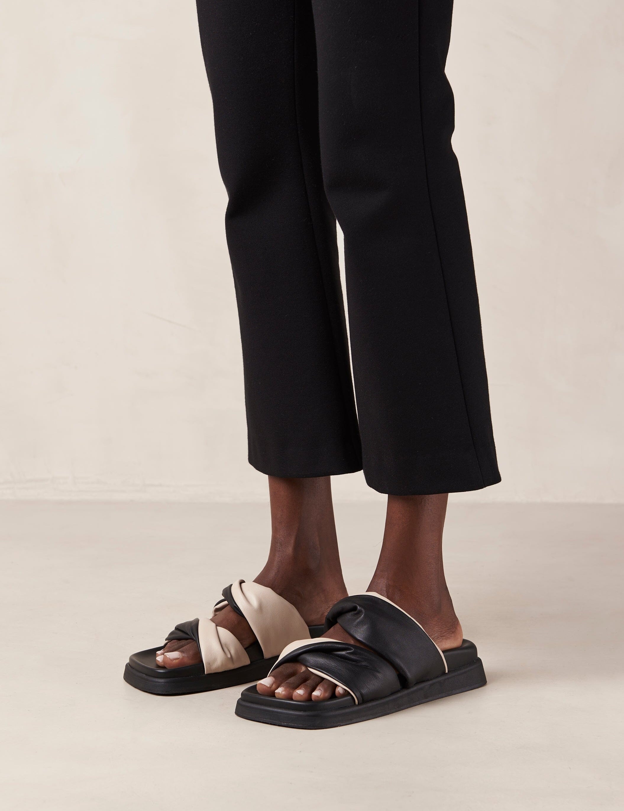 shaka-bicolor-black-cream-leather-sandals-sandals-alohas-893486_3000x_0bc13417-5d5e-4fe8-9335-6149f9197fad.jpg