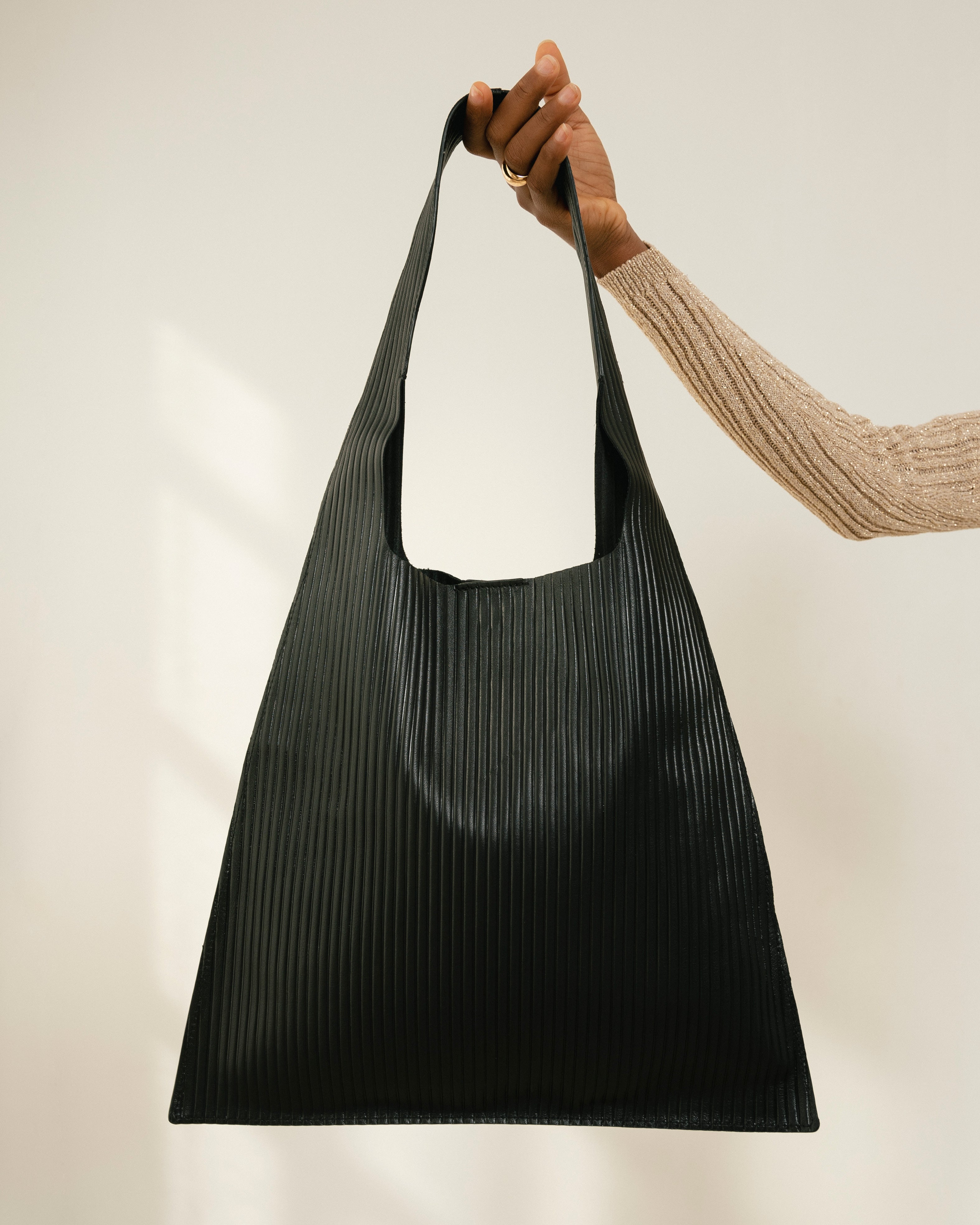 the-l-pleated-black-handbags-alohas-547426_4c0c7e86-f165-4acd-8fec-5cad0039d92e.jpg