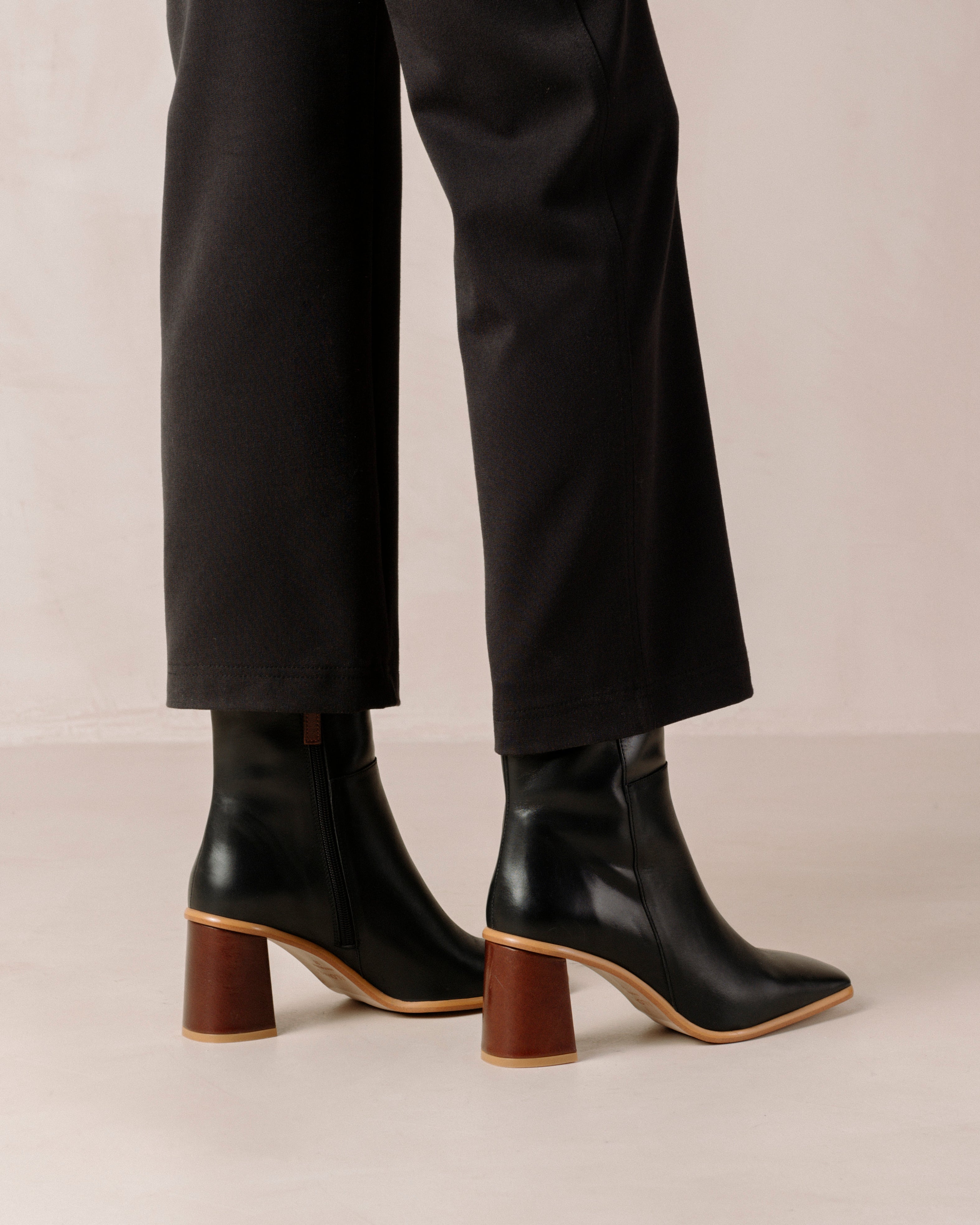west-black-vintage-boots-alohas-398002_a7fa614c-b973-4fee-bcd1-7e68bd9dce54.jpg