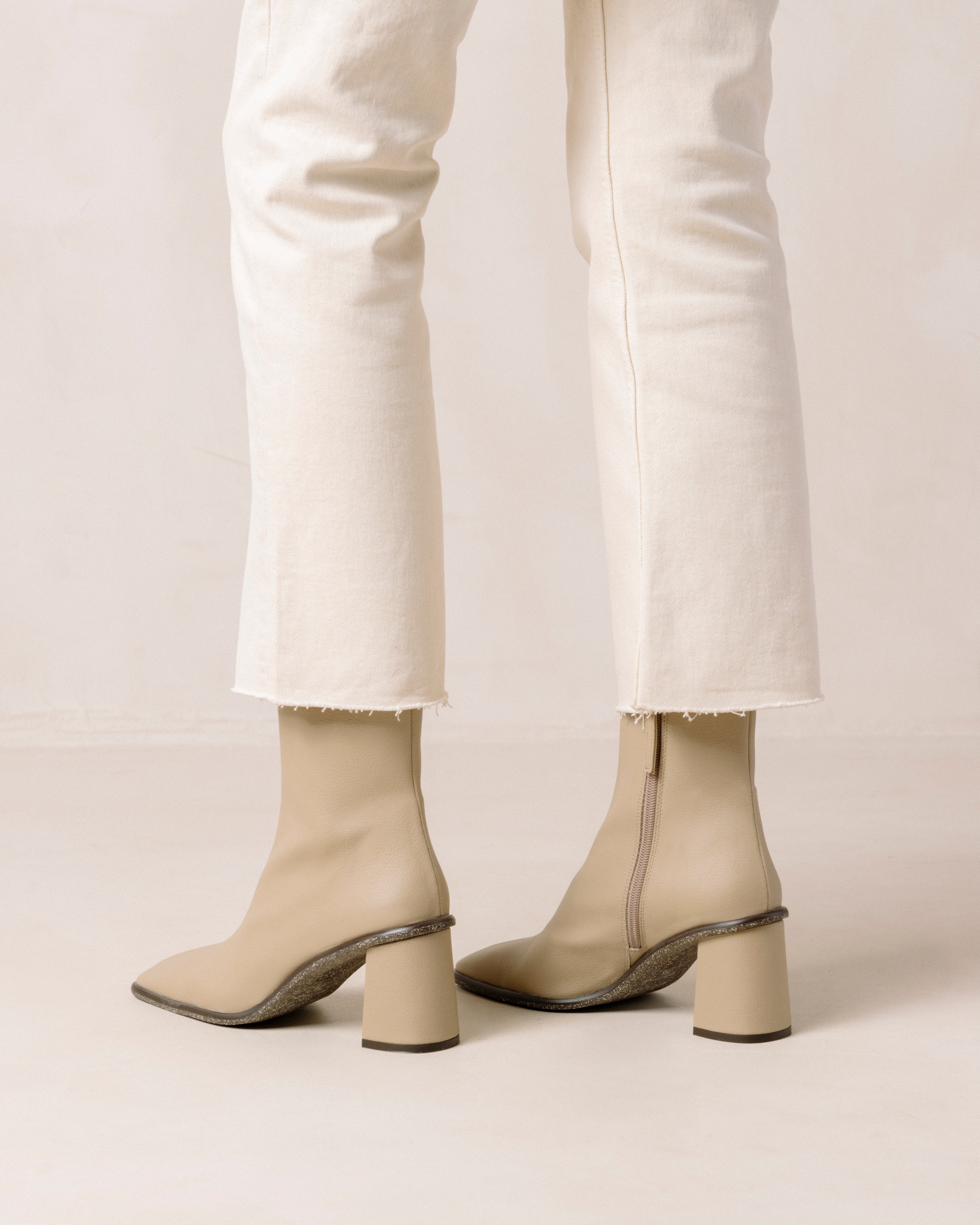 west-cactus-warm-sand-beige-boots-alohas-950216_5ab6882f-3d7c-46cd-b7b4-3e4a0fb41c59.jpg